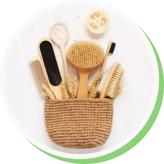 Sacola de palha composta por escova de dente, escova e pente para cabelo, lixa para pés, colher de madeira e uma outra escova para banho.